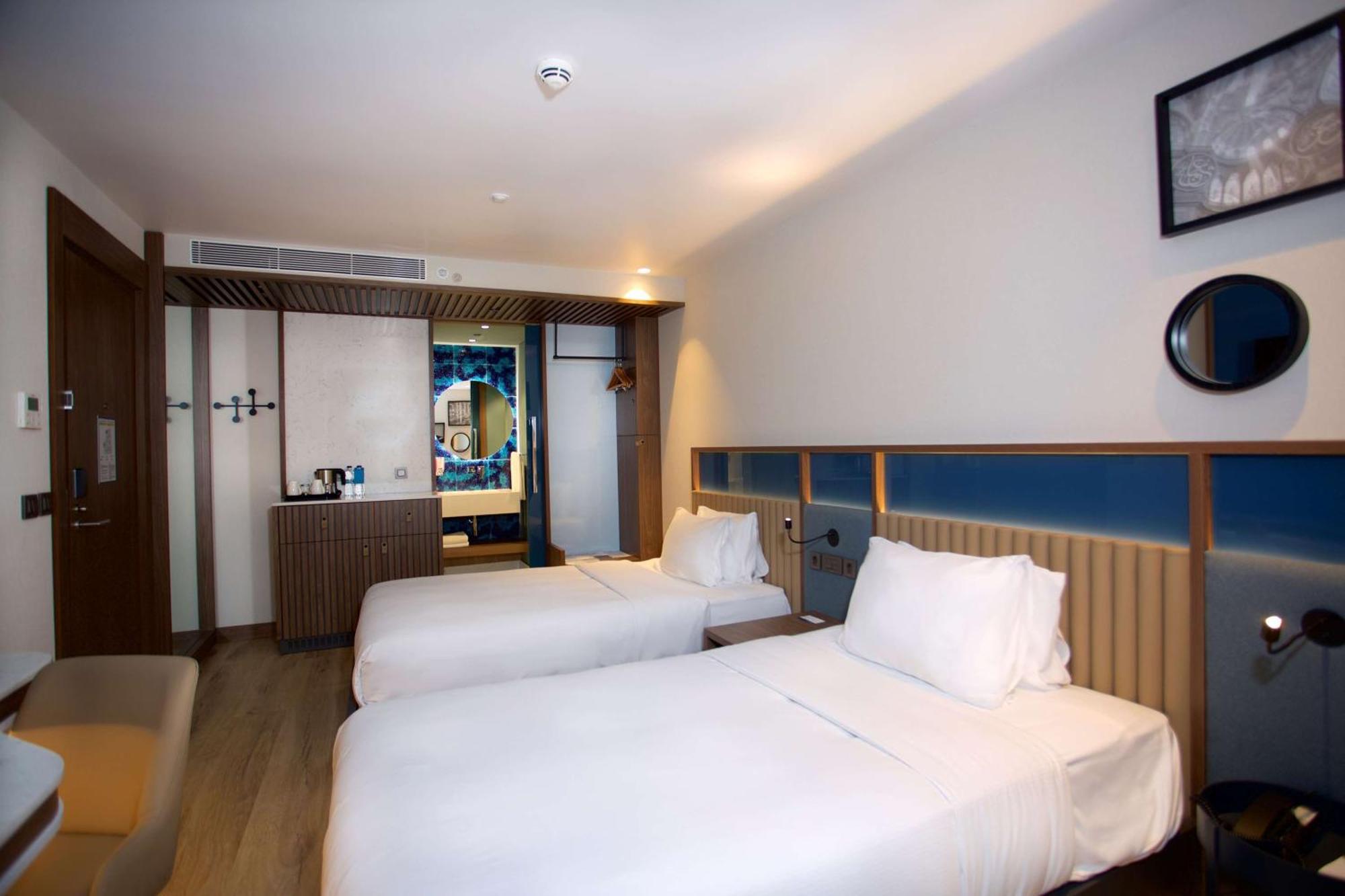 Hampton By Hilton Old מלון 3*