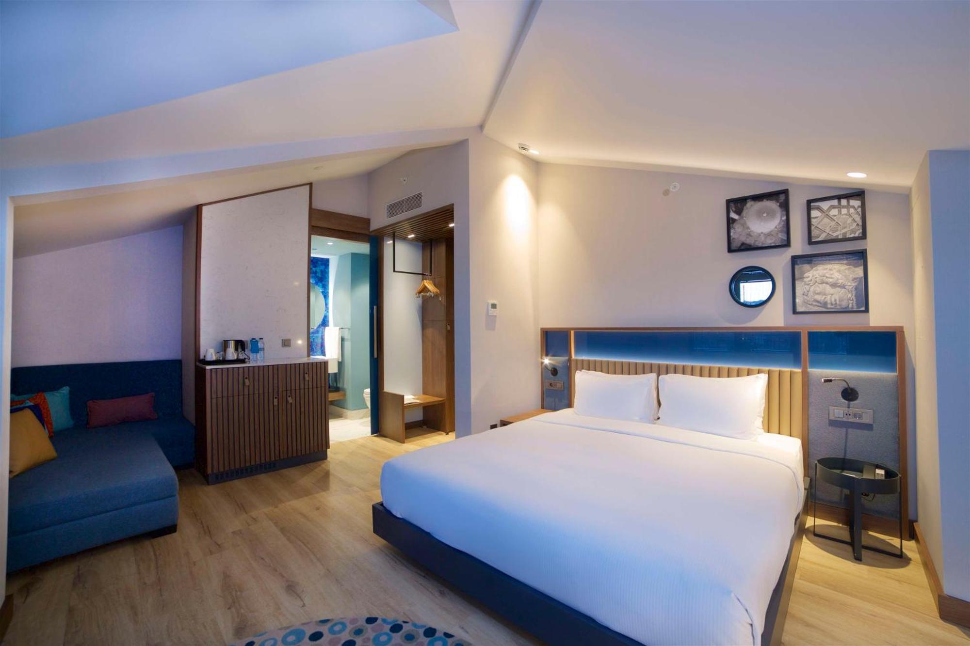 Hampton By Hilton Old מלון 3*