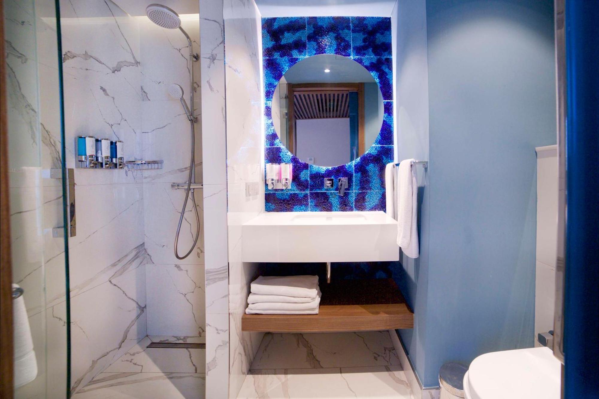 Hampton By Hilton Old מלון 3*