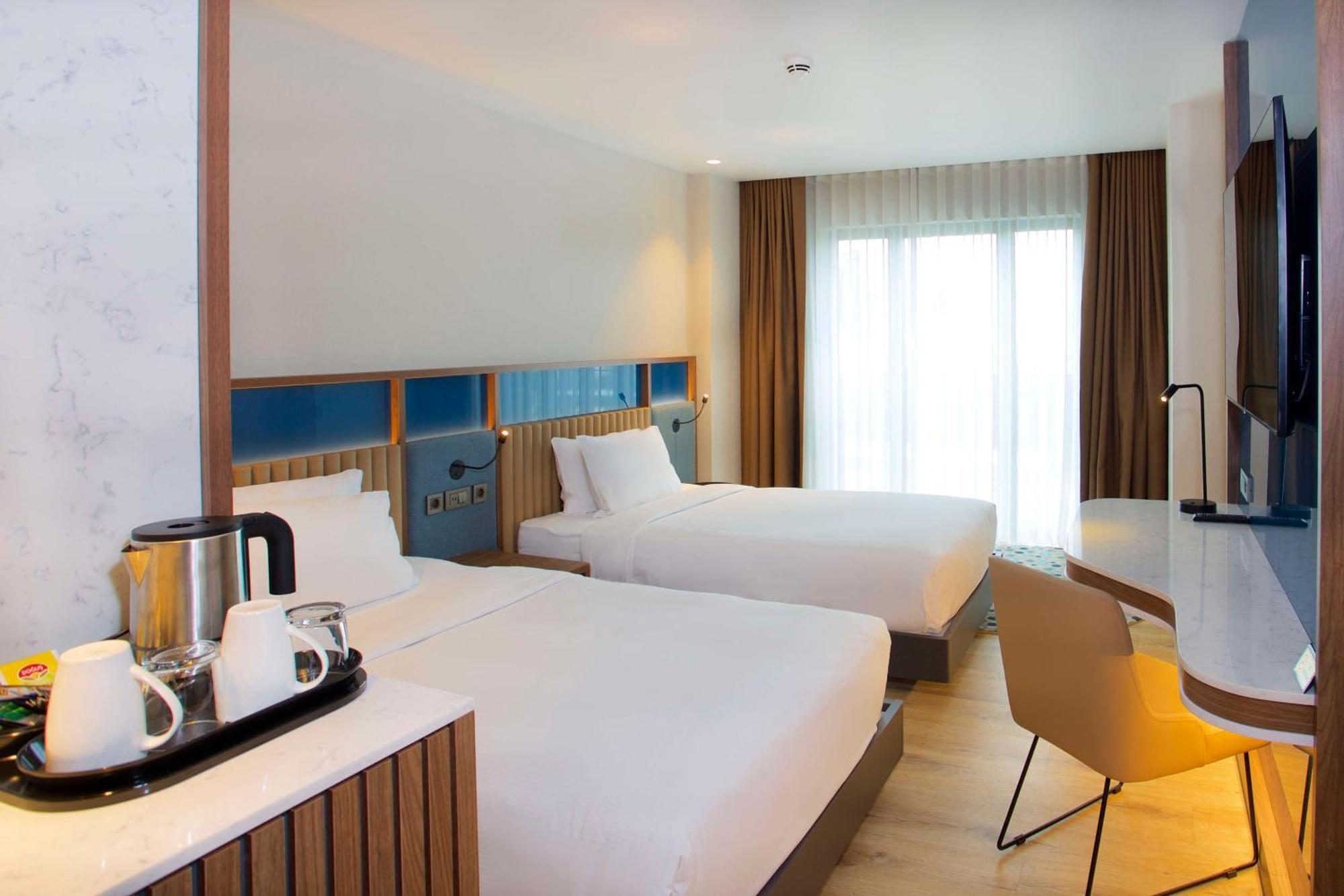 Hampton By Hilton Old מלון 3*