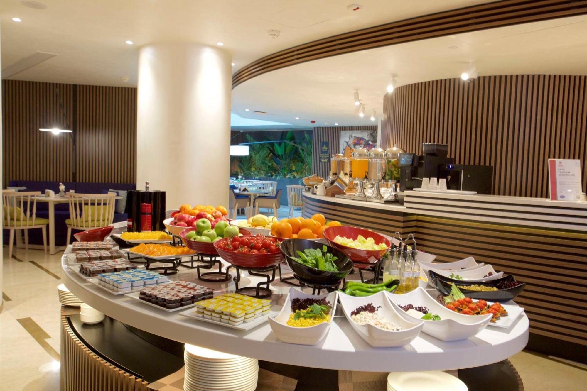 Hampton By Hilton Old מלון 3*